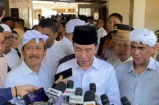 Melayat ke Rumah Duka,...