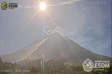 Awan Panas Guguran Meluncur...