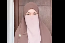 Resmi Cerai, Tuntutan...