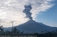 Gunung Lewotobi Laki-laki...