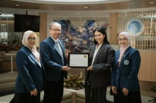 Maudy Ayunda Gandeng...