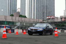Mencoba BMW Seri 5,...