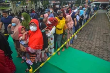 Warga Serbu Operasi...