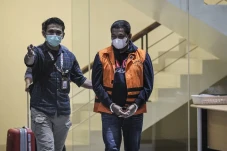 KPK Tahan Iskandar Perangin...