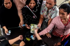 Warga Serbu Operasi...