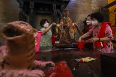 Ritual Cuci Patung di...
