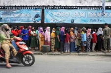Warga Serbu Operasi...
