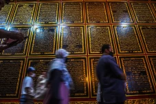 Mengunjungi Alquran...