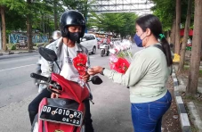Hari Kasih Sayang, Penjual...