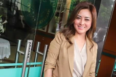 Resmi Bercerai, Dhena...