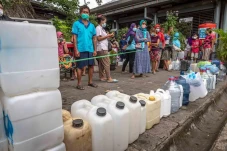 Antrean Panjang Pedagang...