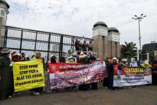 Aksi Emak-emak Selamatkan...