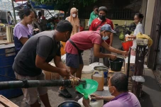 Pedagang dan Warga Serbu...