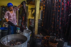Menelusuri Kampung Kain...