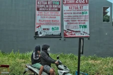 Warga Tuntut Kelurahan...