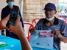 Warga Terima Bantuan...