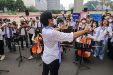 Serukan Perdamaian Lewat...