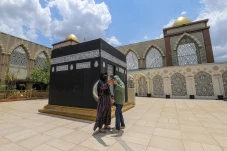 Melihat Miniatur Kabah...