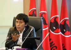 Adian Napitupulu : Demonstrasi...