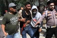 Aparat Bentrok dengan...