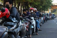 Antrean Panjang Penukaran...