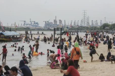 Libur Lebaran, Pantai...