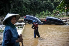 Mobil Warga Terseret...