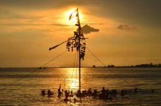 Panjat Pinang di Laut...