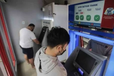 Penarikan Uang Tunai...