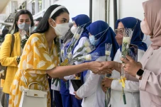AMPG Bagikan Bunga Kepada...