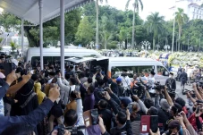 Masyarakat dan Ratusan...