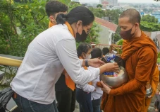 Persembahan Bhikkhu...