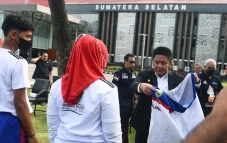 Herman Deru Lepas Kontingen...
