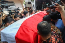 Berbalut Bendera Merah...