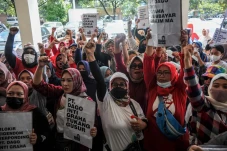 Tolak Penggusuran, Emak-emak...