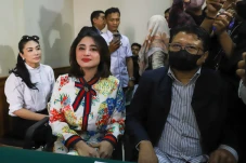 Dewi Perssik dan Angga...