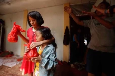 Wanita Emas Bagikan...