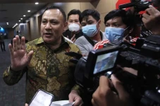 Ketua KPK Serahkan Surat...