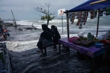 Waspada Gelombang Tinggi...