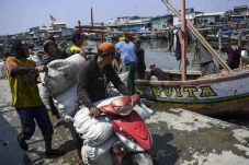 Nelayan Cilincing Keluhkan...