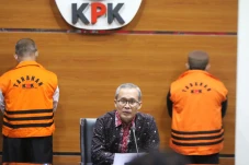 KPK Tahan Tersangka...