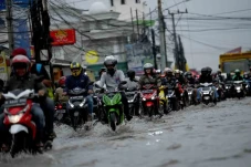 Banjir Melanda Perempatan...