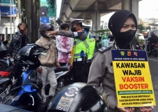 Polisi Gelar Razia Vaksinasi...