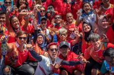 Sabet 87 Medali, Tim...