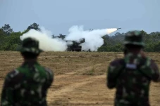 Latihan Penembakan Roket...
