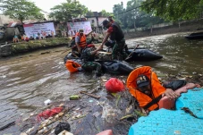 Keseruan Lomba Membersihkan...
