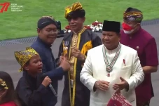 Terbius Alunan Lagu...