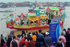 Lomba Kapal Hias di...