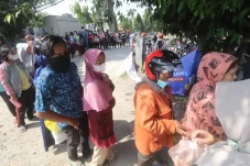 Emak-emak Rela Antre...