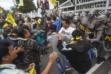 Tolak Kenaikan Harga...
